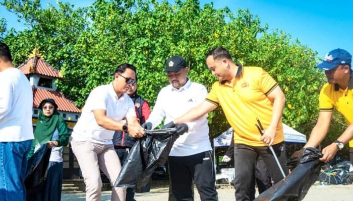 Pantai Dalegan Dibersihkan Massal, Bupati Gresik Soroti Sampah Laut