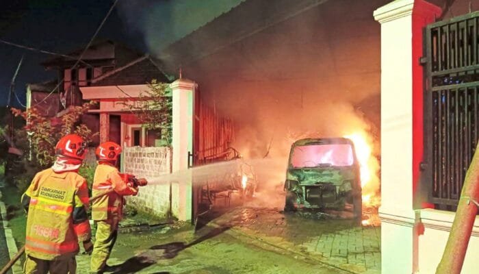 Kebakaran Mobil Gegerkan Warga Klangon Bojonegoro, Ini Penyebabnya