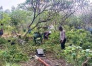 TNI Polri dan Warga Warukulon Lamongan Kompak, TPU Bersih Jelang Ramadan