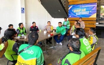 Dari Kopi ke Komitmen, Polantas Lamongan Ajak Ojol Tertib Berlalu Lintas
