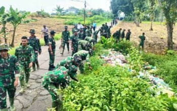 Puluhan Pelajar Turun Lapangan, Irigasi Desa Munungrejo Lamongan Kini Bersih