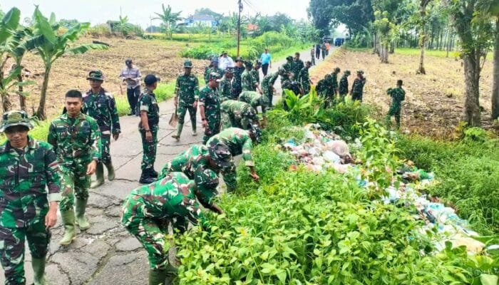 Puluhan Pelajar Turun Lapangan, Irigasi Desa Munungrejo Lamongan Kini Bersih