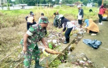TNI Polri dan Warga Bojonegoro Kompak Bersih-Bersih Lingkungan Jelang Ramadhan