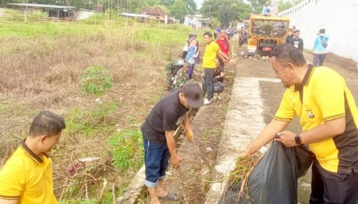 Polsek Trucuk Bojonegoro Dukung Karya Bakti TNI, Lingkungan Lebih Aman