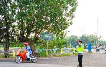 Pertigaan DAM Klepek Dijaga Polisi Sukosewu Bojonegoro, Arus Lalin Lebih Lancar