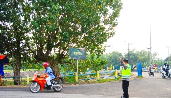 Pertigaan DAM Klepek Dijaga Polisi Sukosewu Bojonegoro, Arus Lalin Lebih Lancar