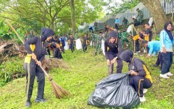 Kapolres Bojonegoro Kompak Bersih-Bersih Taman Bengawan Solo