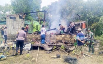 Solid di Tengah Musibah, Aparat dan Warga Laren Lamongan Bersatu Lawan Duka