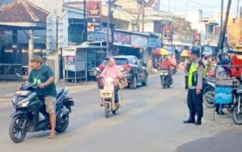 Wujud Pelayanan Nyata, Polisi Kedungadem Bojonegoro Hadir di Jam Sibuk Pagi