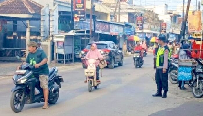 Wujud Pelayanan Nyata, Polisi Kedungadem Bojonegoro Hadir di Jam Sibuk Pagi