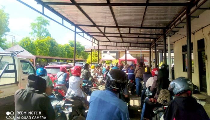 Tak Mau Urus Pajak Saat Puasa, Warga Padati Samsat Bojonegoro