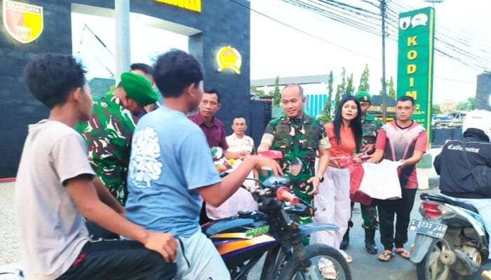 Dandim dan Ketua Persit Bagikan Takjil, Depan Makodim Lamongan Dipadati Warga