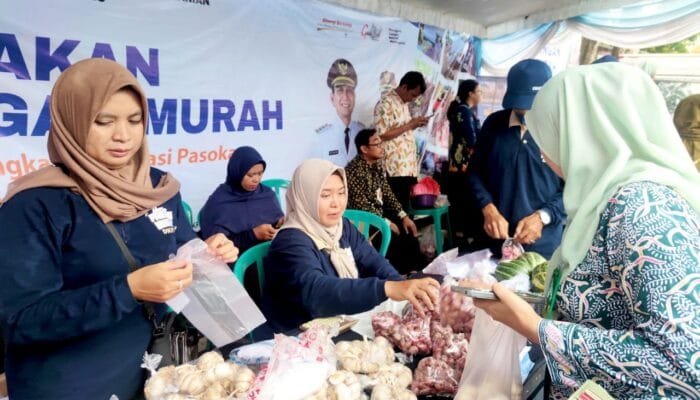 Warga Bojonegoro Antri Sembako Murah di Gerakan Pasar Murah