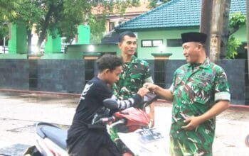 Hangat di Senja Ramadhan, Dandim Lamongan Bagi Takjil di Tengah Jalan