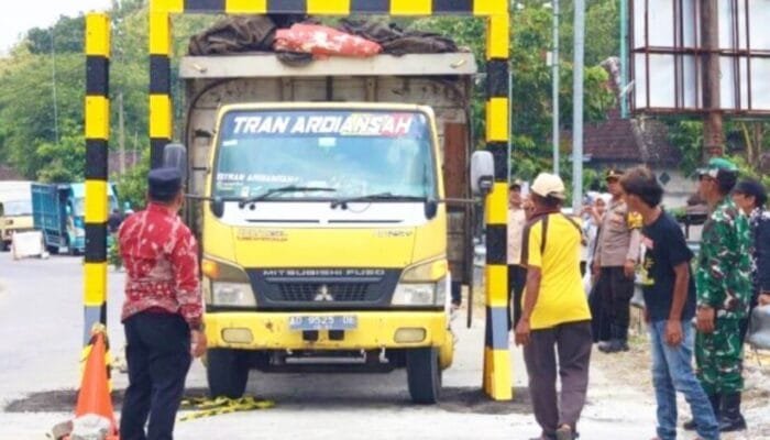 Bukan untuk Pungli, Ini Alasan Portal Jembatan TBB Bojonegoro Dipasang