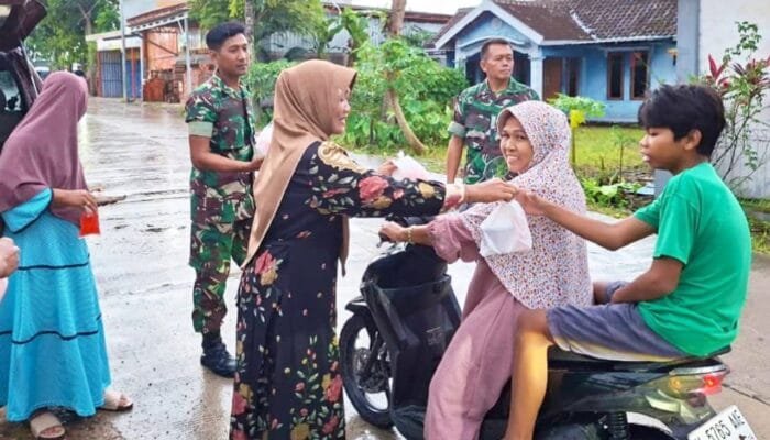 Babinsa dan Persit Kompak Tebar Kebaikan di Kedewan Bojonegoro, Warga Terharu