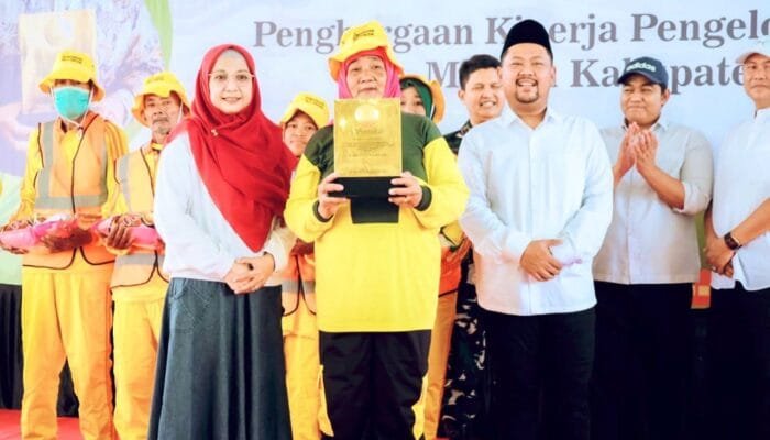 Pasukan Kebersihan Dihormati Lewat Kirab Adipura, Gresik Cetak Prestasi Nasional