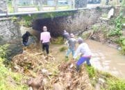 Respon Cepat Aduan 112, Pemkot Kediri Bersihkan Material Pohon di Sungai Ngampel