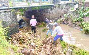 Respon Cepat Aduan 112, Pemkot Kediri Bersihkan Material Pohon di Sungai Ngampel
