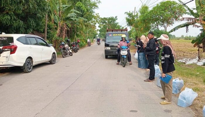 Humanis dan Tertib, PWB Bagikan Ratusan Takjil di Tanjung Harjo Bojonegoro