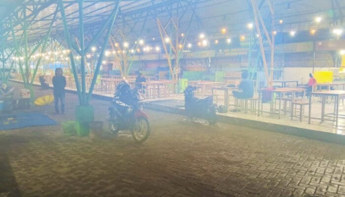 Ramadan di Lamongan Berubah Sendu, Hujan Hambat Pedagang Takjil