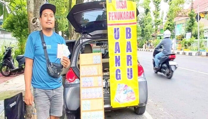 THR Siap Dibagi, Warga Lamongan Ramai Tukar Uang Baru