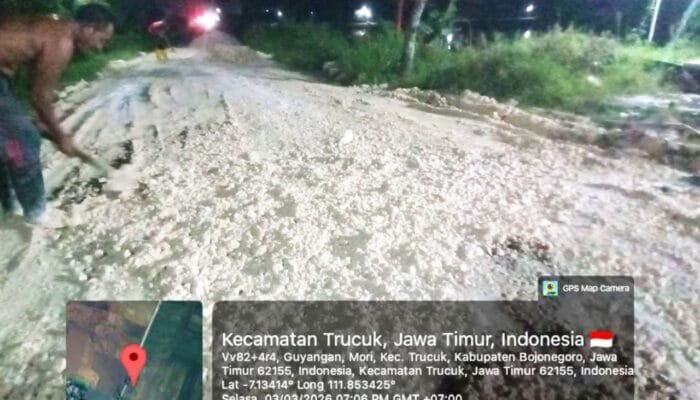 Viral, Warga Mori Perbaiki Sendiri Jalan Rusak Guyangan–Trucuk Bojonegoro
