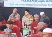 Momen Langka, Ratusan Pasien ODGJ dan Polisi Sholat Tarawih Berjamaah di Nguwok Lamongan