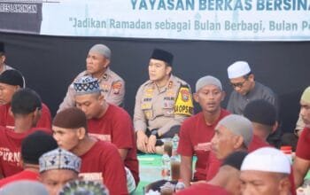 Momen Langka, Ratusan Pasien ODGJ dan Polisi Sholat Tarawih Berjamaah di Nguwok Lamongan