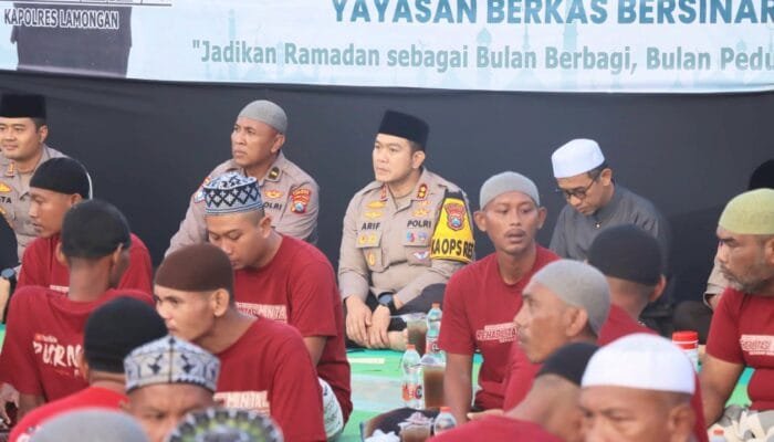 Momen Langka, Ratusan Pasien ODGJ dan Polisi Sholat Tarawih Berjamaah di Nguwok Lamongan