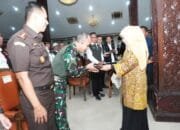 Momen Hangat Sapa Bansos di Pendopo Lokatantra Lamongan, Gubernur Khofifah Dengar Curhat Warga