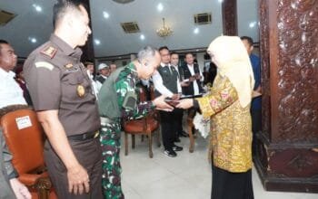 Momen Hangat Sapa Bansos di Pendopo Lokatantra Lamongan, Gubernur Khofifah Dengar Curhat Warga