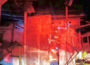 Aksi Heroik Damkarmat Bojonegoro Jinakkan Api di Gudang Padi Sidodadi Bojonegoro