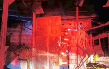 Aksi Heroik Damkarmat Bojonegoro Jinakkan Api di Gudang Padi Sidodadi Bojonegoro