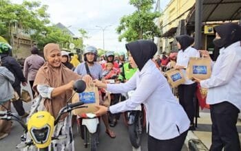 Sisi Humanis Polri: Polwan Bojonegoro Hadir di Tengah Jalan Berbagi Berkah Ramadan