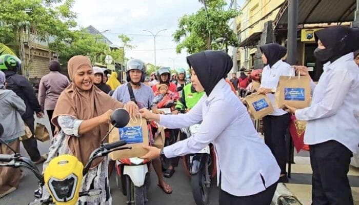 Sisi Humanis Polri: Polwan Bojonegoro Hadir di Tengah Jalan Berbagi Berkah Ramadan