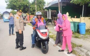 Bukan Tilang, Pengendara di Depan Mapolsek Kalitidu Bojonegoro Justru Full Senyum Karena Ini