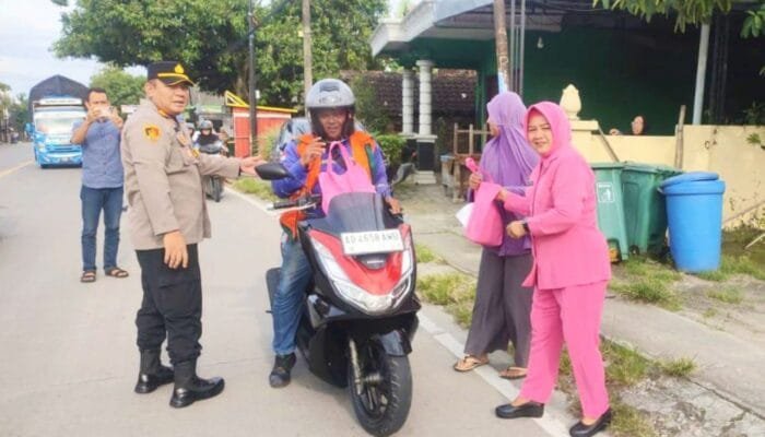 Bukan Tilang, Pengendara di Depan Mapolsek Kalitidu Bojonegoro Justru Full Senyum Karena Ini