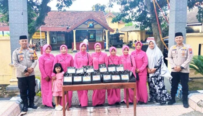 Pejuang Puasa Wajib Mampir, Ada Paket Buka Puasa Gratis di Depan Mako Polsek Kanor Bojonegoro