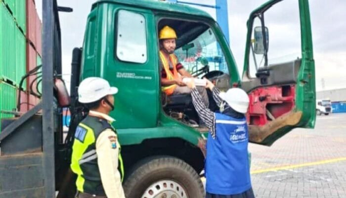 Strategi Service Mindset: Alasan di Balik Rutinitas Bagi Takjil PT Terminal Petikemas Surabaya