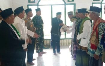 Aksi Taktis Muspika Sambeng Lamongan: Pantau Kondusivitas Sambil Sebar Paket Sembako
