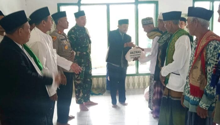 Aksi Taktis Muspika Sambeng Lamongan: Pantau Kondusivitas Sambil Sebar Paket Sembako