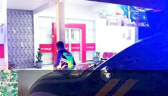 Polisi Sapa Sahur di Sugihwaras Bojonegoro: Segera Lapor Jika Ada yang Mencurigakan