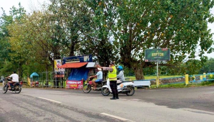 Mager di Hari Minggu, Polisi Sukosewu Bojonegoro Justru Siaga di Persimpangan, Ini Tujuannya