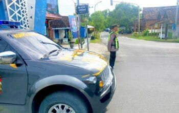Polisi Gondang Bojonegoro Hadir di Pusat Keramaian, Pastikan Hari Minggu Warga Tetap Lancar Jaya