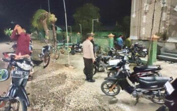 Komitmen Pelayanan Prima: Polisi Baureno Bojonegoro Hadir Pastikan Malam Tarawih Tetap Kondusif