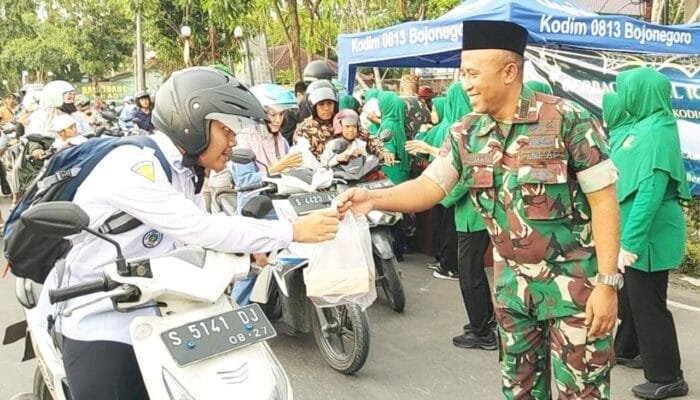Intip Keseruan Persit Kodim Bojonegoro Berbagi Takjil di Jalanan