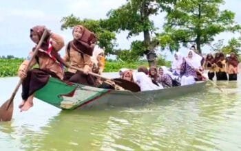 Tak Ada Jalan Kering, Warga Lamongan Pasang Jaring di Jalanan Tenggelam Demi Keselamatan