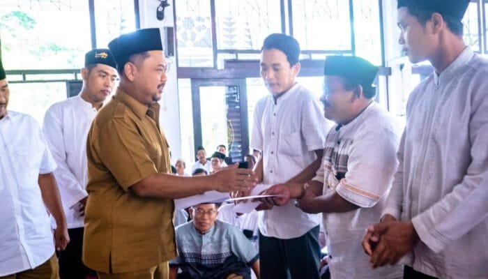 Aksi Nyata MKKS SMPN Gresik: Apresiasi Pahlawan Kebersihan Sekolah Lewat Tali Asih
