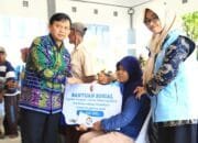 Pendopo Kasiman Penuh Haru, Bupati Bojonegoro Wahono Salurkan Bantuan Sosial